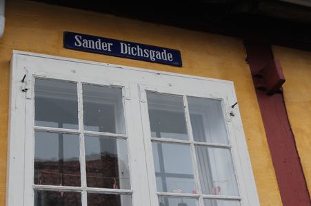 Sander Dich er en af Lailas forfædre. Hans gravsten findes stadig på kirkegården i Svaneke.